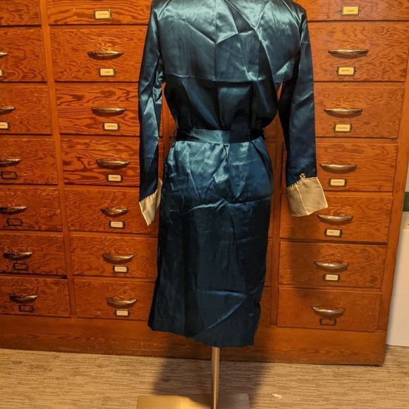 Elegant Blue Satin Robe with Cream Accents - Picture 4 of 8